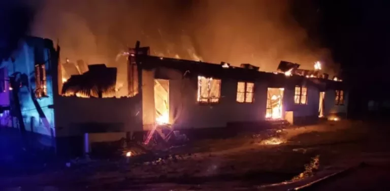 Alumna causó fuego en colegio Guyana tras quitarle su celular