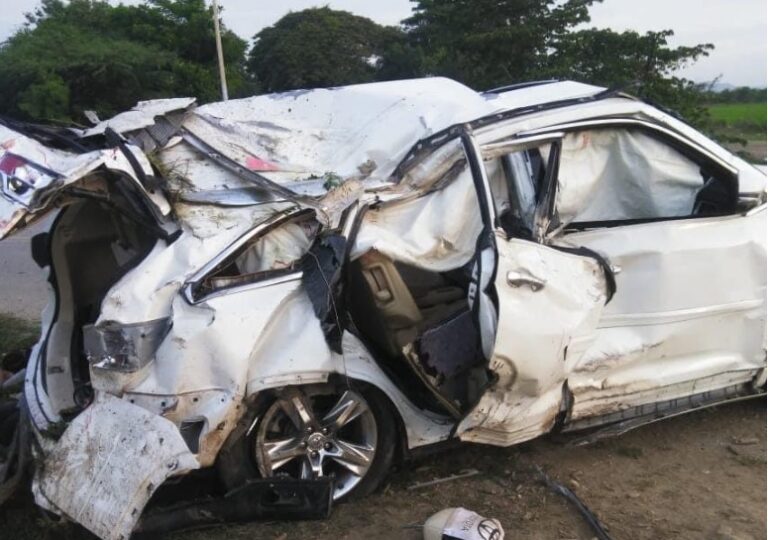Tres haitianos ilegales muertos y más de 10 heridos tras accidentarse yipeta en Castañuelas