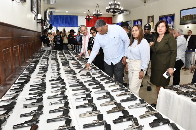 Ministro de Interior recibe del ministerio público 719 armas decomisadas en la provincia Duarte