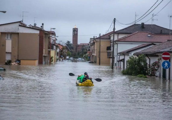 Al menos 14 muertos por las inundaciones en Italia, donde un nuevo ciclón mantiene alertas
