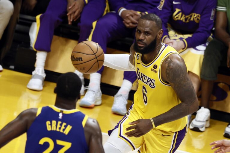 Lakers vuelven a golpear y los Warriors quedan al borde del nocaut en la NBA