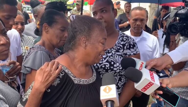 VIDEO-Familiares de primer teniente asesinado en San Isidro exigen justicia al presidente