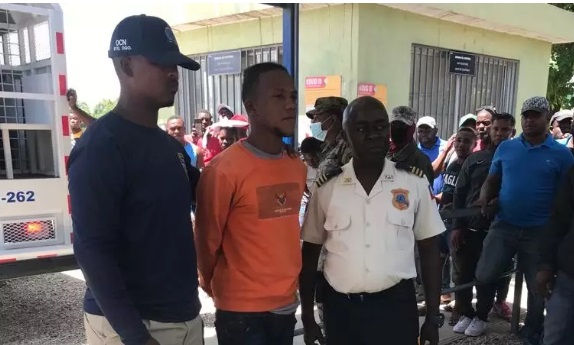 Migración apresa pandillero haitiano y lo entrega a las autoridades de Haití