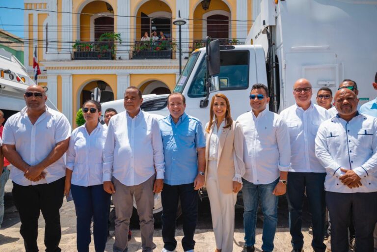 Ministro José Paliza entrega RD$11 millones para obras y actividades deportivas en Puerto Plata