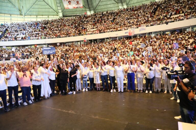 Juramentan Frente de Mujeres Modernas en un acto que abarrotó el Palacio de los Deportes con más de 10 mil mujeres
