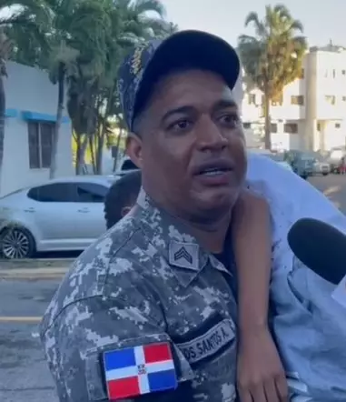 Agente policial se va en lágrimas por falta de atención a su hijo en el Robert Reid Cabral
