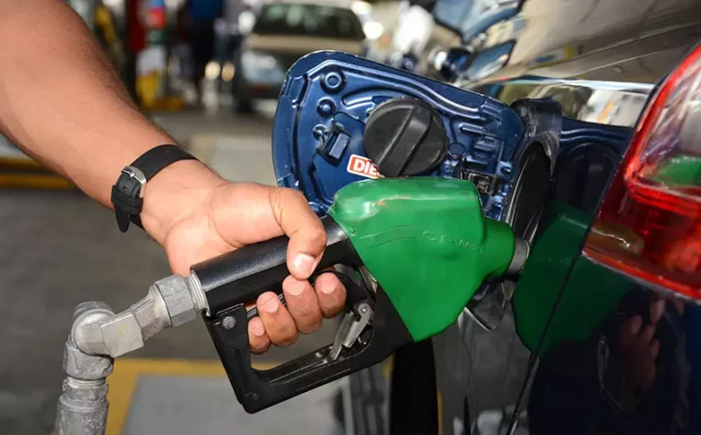 Gobierno baja precio de lo combustibles; gasolina Premium disminuye RD$2
