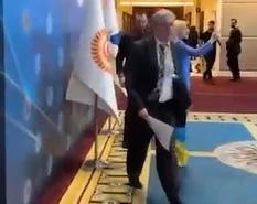 Delegado ruso le arrebata bandera a diputado ucraniano en cumbre en Turquía y desata pelea