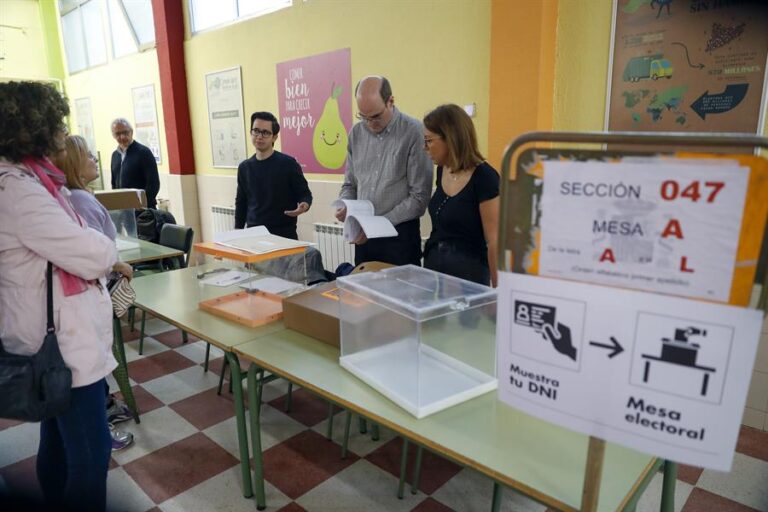 Abren los centros para votar en las elecciones municipales y regionales en España