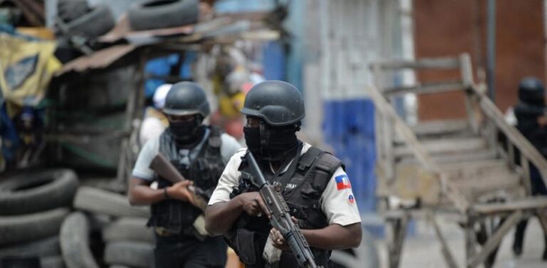 Presuntos pandilleros emboscan a policías en Haití y matan un agente