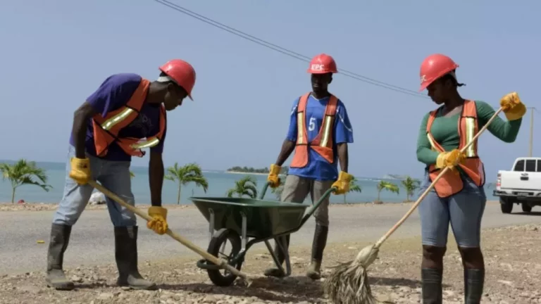 El salario mínimo sube en Haití un 37 % en medio de una crisis generalizada, según informe