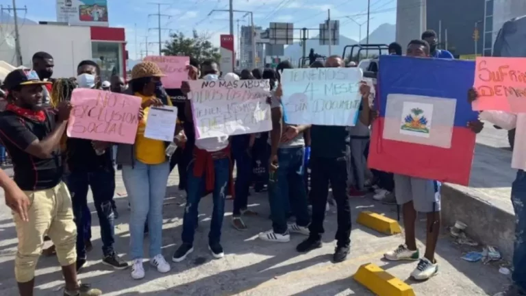 Migrantes haitianos protestan en Ciudad de México para exigir permisos de trabajo