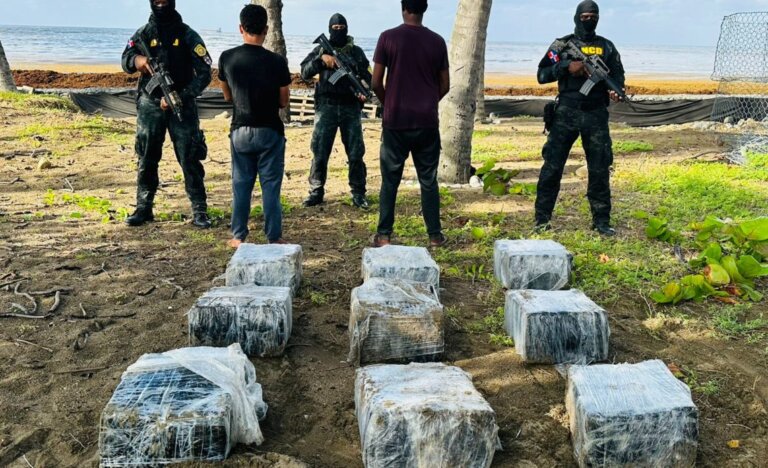 Autoridades ocupan 240 paquetes presumiblemente cocaína en costas de SDE; hay dos detenidos