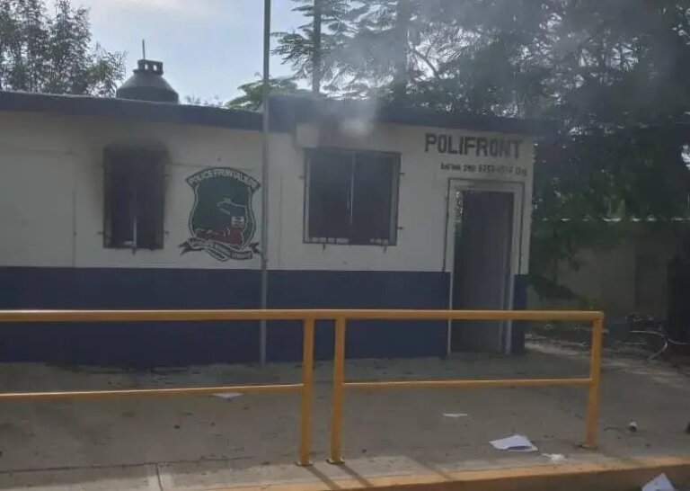 Haitianos queman destacamento en Juana Méndez por muerte de empleados de Codevi