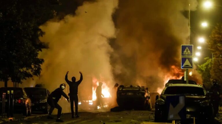 Francia se prende en candela por protestas: Incendiados 500 edificios públicos y 1.900 vehículos en los disturbios