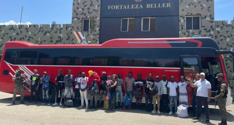 Detienen autobús que transportaba 18 haitianos y un cubano ilegales en Dajabón