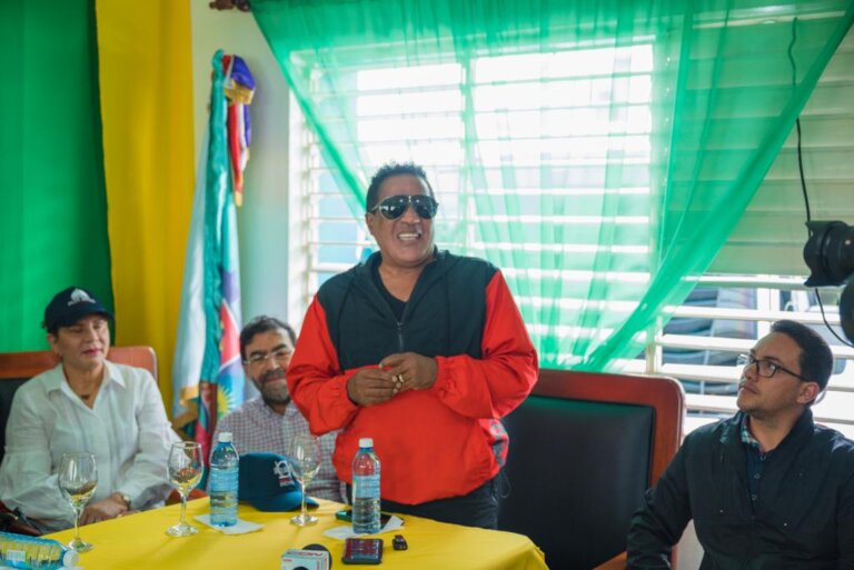 Kinito Méndez agradece rápida respuesta del presidente Luis Abinader en su comunidad de Padre Las Casas