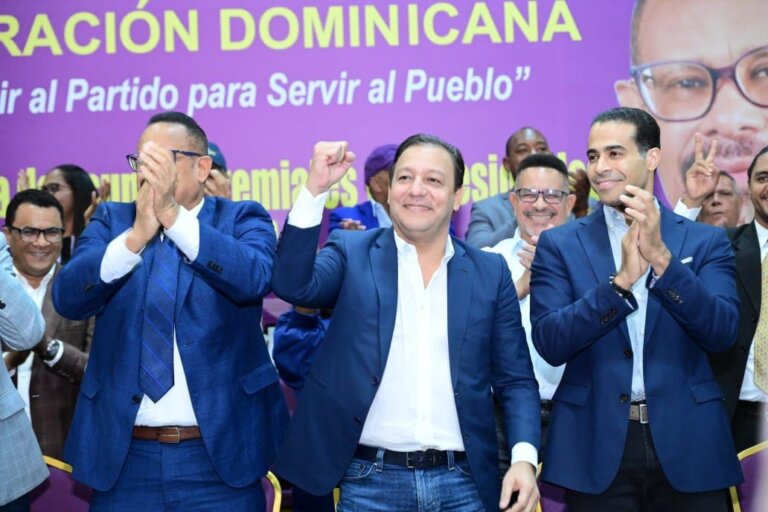 Abel Martínez juramenta a 800 abogados; respalda candidato al CARD
