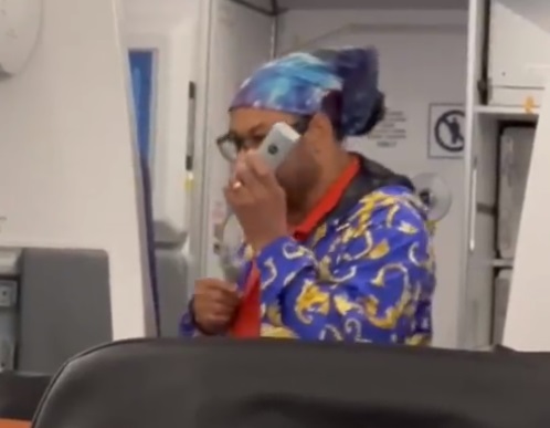 Luis Vargas pide a las personas que se limiten a defecar en los baños de un avión