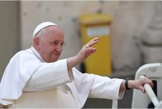 El papa llama a los periodistas a combatir la desinformación y la «coprofilia» actual