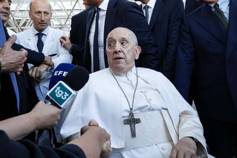 El papa afirma que sufre aún los efectos de la anestesia y le cuesta respirar