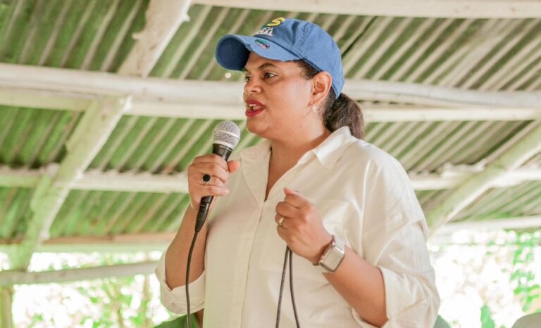 Regidora Nidia Méndez llama Obras Públicas a brindar apoyo a comunidad en Villa González