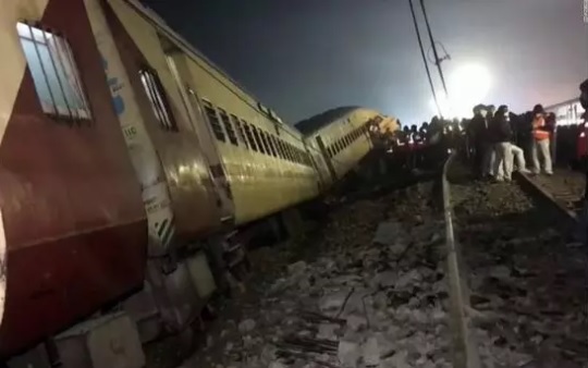 Se elevan a 233 los muertos y a 900 los heridos tras choque entre trenes en la India