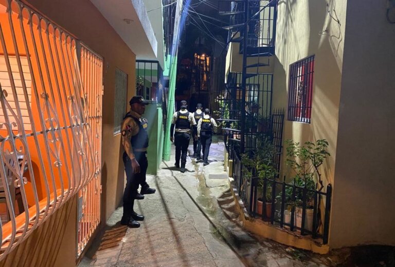 Intervienen barrios del Distrito y Santo Domingo; sacan drogas de las calles