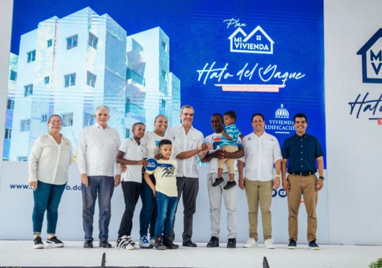 Presidente Abinader y ministro Bonilla entregan 150 viviendas del proyecto “Mi Vivienda Hato del Yaque”