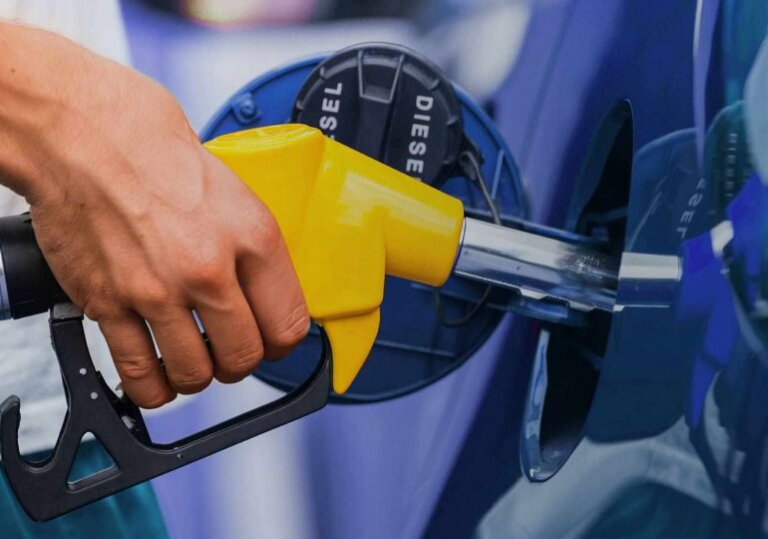 Gobierno baja los precios de tres combustibles