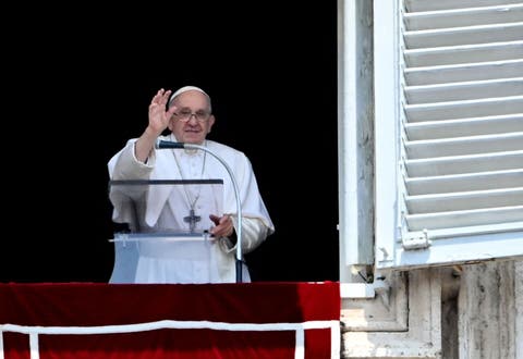 El papa reaparece ante los fieles tras su operación y agradece «de corazón» el afecto