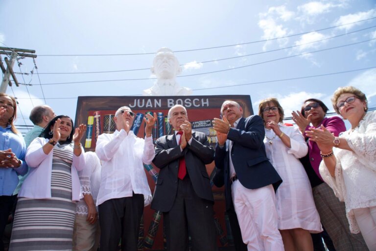 Alcalde Manuel Jiménez develiza busto y plazoleta dedicados al profesor Juan Bosch en Santo Domingo Este