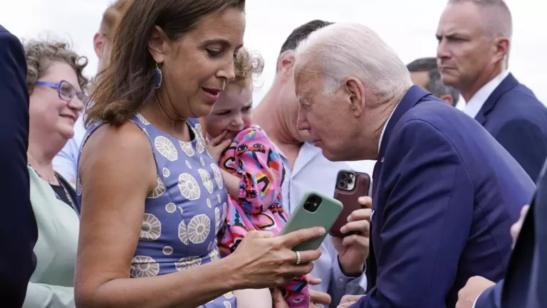 Presidente Biden olfatea y mordisquea la espalda de una niña en su viaje por Finlandia