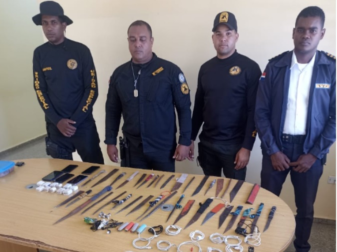 Ocupan armas cortopunzantes, aparatos electrónicos y tabaco en Centro El Pinito, La Vega