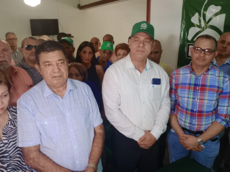 Euclides Sánchez inscribe precandidatura a senador por la Fuerza del Pueblo