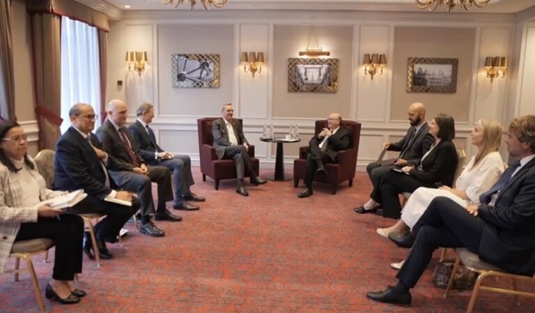 Abinader se reúne en Bruselas con presidentes BID y otros bancos