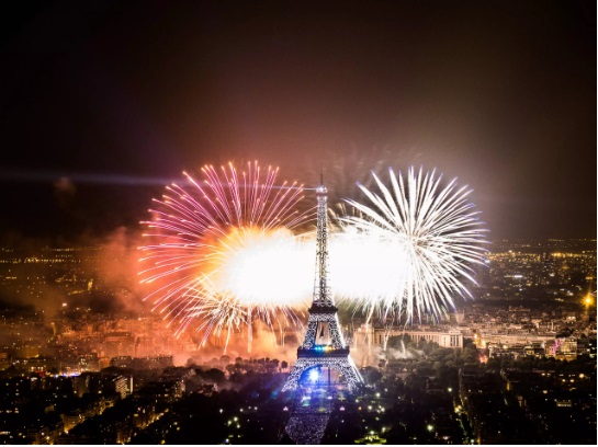 Al menos 96 detenidos y 255 coches quemados en la noche de la fiesta nacional francesa
