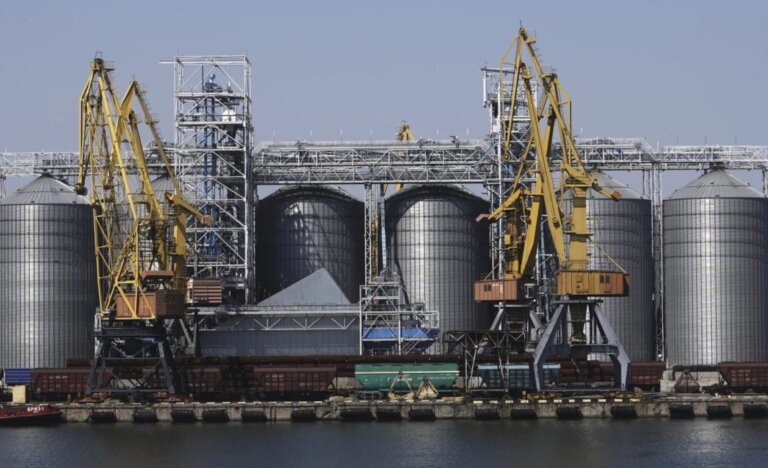 Rusia ataca el crucial puerto ucraniano de Odesa tras congelar el acuerdo de grano