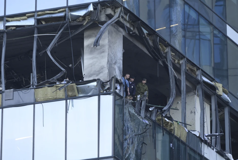 Un ataque de drones ucranianos deja un herido y cierra temporalmente un aeropuerto en Moscú
