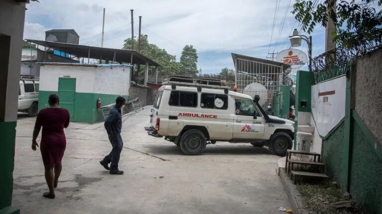 Hombres armados asaltan hospital en Haití para llevarse un paciente en plena operación