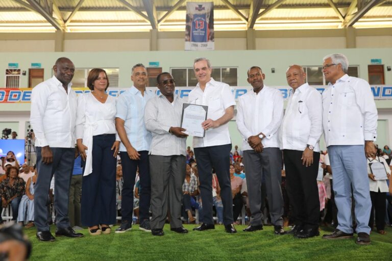 Presidente Abinader entrega 1,280 certificados de títulos a residentes de Sabana Grande de Boyá