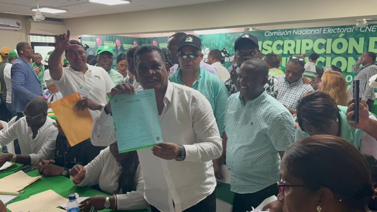 Diputado Rubén Maldonado inscribe precandidatura a senador por la provincia de Santo Domingo