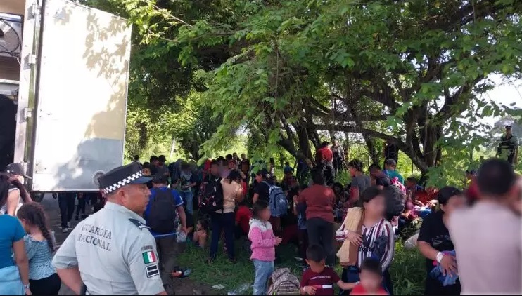 Hallan a 148 migrantes hacinados en un tráiler en el este de México