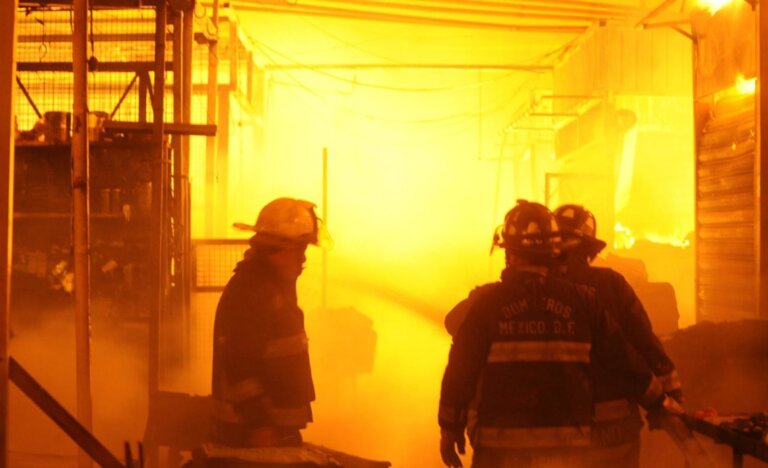 Al menos ocho muertos por un incendio en un mercado de abasto del Estado de México