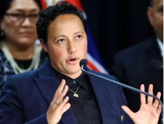 Ministra de Justicia de Nueva Zelanda renuncia tras ser arrestada por conducción temeraria