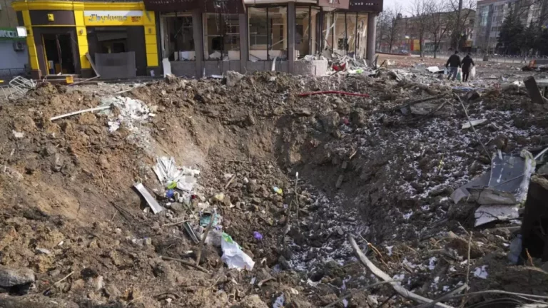 Rusia ataca con bombas de racimo en Donetsk y destruye un centro médico