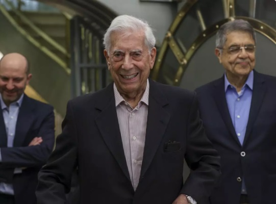Vargas Llosa recibe el alta hospitalaria y «ya está recuperado» de la covid-19