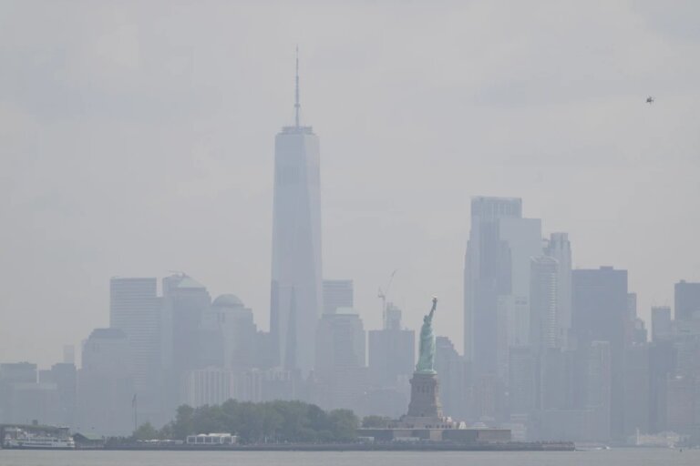 Emiten alertas por mala calidad de aire en EEUU por humo de incendios en Canadá