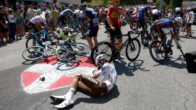 Espectador descuidado provoca accidente en el Tour de Francia por un «Selfie»