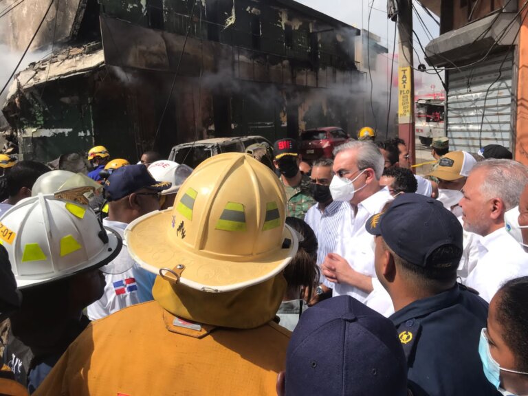 Video| Presidente Abinader visita zonas afectadas por explosión en San Cristóbal y asegura a familias apoyo del Gobierno